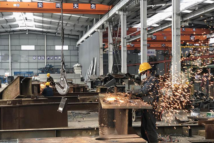 沈阳钢结构公司为生产一线员工送清凉